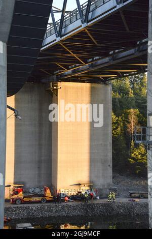 SODERTALJE 2016-02-13 Une voiture gravement endommagée est remorquée depuis le canal sous le pont autoroutier E4 à Sodertalje, en Suède, le 13 février 2016. Trois personnes ont été tuées lorsque leur voiture a traversé la porte et a décollé du pont ouvert de 29 mètres tôt samedi matin. Le pont avait été ouvert pour laisser passer un cargo sous lui et d'autres voitures s'étaient arrêtées devant la porte et les feux rouges. La raison pour laquelle la voiture en collision n'a pas pu s'arrêter est en cours d'enquête. Photo: Johan Nilsson / TT / ** SUÈDE OUT ** Banque D'Images