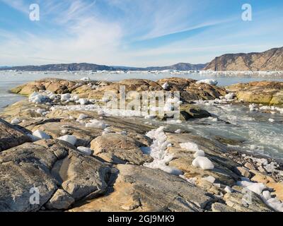 Littoral jonché de icebergs provenant du glacier Eqip Sermia, dans le territoire danois d'outre-mer, au Groenland. Banque D'Images