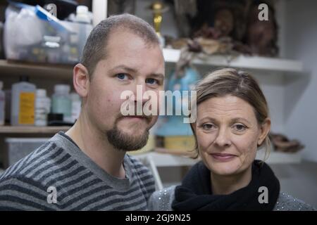 STOCKHOLM 20160217 2016 les Oscars nominés pour le meilleur maquillage et style de coiffure , Love Larson et Eva von Bahr, sont vus au travail dans leur studio à Stockholm, Suède, le 17 février 2016. La paire est nominée pour leur travail de maquillage dans le film «l'homme de 100 ans qui a grimpé par la fenêtre et disappearedÂ" Foto: Jessica Gow / TT / Kod 10070 Banque D'Images