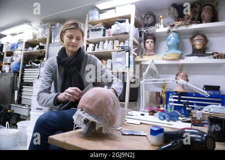 STOCKHOLM 20160217 2016 les Oscars nominés pour le meilleur maquillage et style de coiffure , Love Larson et Eva von Bahr, sont vus au travail dans leur studio à Stockholm, Suède, le 17 février 2016. La paire est nominée pour leur travail de maquillage dans le film «l'homme de 100 ans qui a grimpé par la fenêtre et disappearedÂ" Foto: Jessica Gow / TT / Kod 10070 Banque D'Images