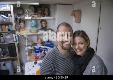 STOCKHOLM 20160217 2016 les Oscars nominés pour le meilleur maquillage et style de coiffure , Love Larson et Eva von Bahr, sont vus au travail dans leur studio à Stockholm, Suède, le 17 février 2016. La paire est nominée pour leur travail de maquillage dans le film «l'homme de 100 ans qui a grimpé par la fenêtre et disappearedÂ" Foto: Jessica Gow / TT / Kod 10070 Banque D'Images