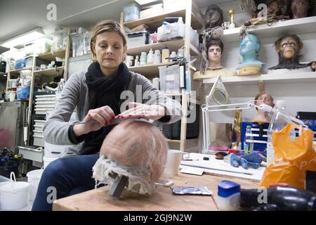 STOCKHOLM 20160217 2016 les Oscars nominés pour le meilleur maquillage et style de coiffure , Love Larson et Eva von Bahr, sont vus au travail dans leur studio à Stockholm, Suède, le 17 février 2016. La paire est nominée pour leur travail de maquillage dans le film «l'homme de 100 ans qui a grimpé par la fenêtre et disappearedÂ" Foto: Jessica Gow / TT / Kod 10070 Banque D'Images