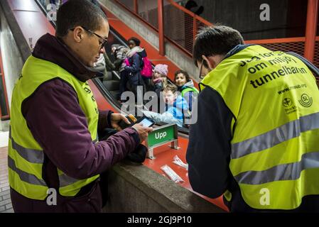 STOCKHOLM 20160316 le chercheur Klas Udekwu est vu avec son écouvillon buccal dans une station de métro à Stockholm, Suède, le 16 mars 2016. Udekwu dirige la branche suédoise d'un projet de recherche international visant à examiner l'environnement de microbiologie et de bactéries sur les systèmes de métro Foto: Marcus Ericsson / TT / Kod 11470 Banque D'Images