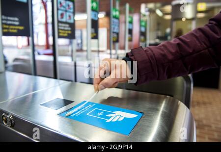 STOCKHOLM 20160316 le chercheur Klas Udekwu est vu avec son écouvillon buccal dans une station de métro à Stockholm, Suède, le 16 mars 2016. Udekwu dirige la branche suédoise d'un projet de recherche international visant à examiner l'environnement de microbiologie et de bactéries sur les systèmes de métro Foto: Marcus Ericsson / TT / Kod 11470 Banque D'Images