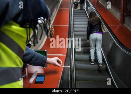 STOCKHOLM 20160316 le chercheur Klas Udekwu est vu avec son écouvillon buccal dans une station de métro à Stockholm, Suède, le 16 mars 2016. Udekwu dirige la branche suédoise d'un projet de recherche international visant à examiner l'environnement de microbiologie et de bactéries sur les systèmes de métro Foto: Marcus Ericsson / TT / Kod 11470 Banque D'Images