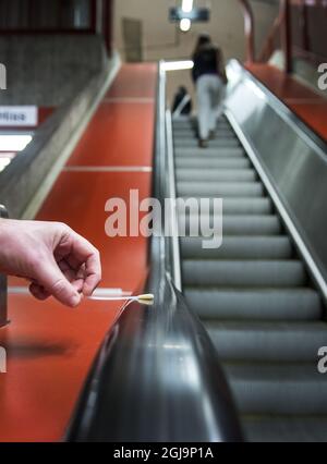 STOCKHOLM 20160316 le chercheur Klas Udekwu est vu avec son écouvillon buccal dans une station de métro à Stockholm, Suède, le 16 mars 2016. Udekwu dirige la branche suédoise d'un projet de recherche international visant à examiner l'environnement de microbiologie et de bactéries sur les systèmes de métro Foto: Marcus Ericsson / TT / Kod 11470 Banque D'Images