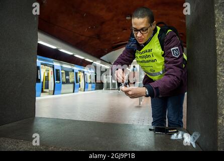 STOCKHOLM 20160316 le chercheur Klas Udekwu est vu avec son écouvillon buccal dans une station de métro à Stockholm, Suède, le 16 mars 2016. Udekwu dirige la branche suédoise d'un projet de recherche international visant à examiner l'environnement de microbiologie et de bactéries sur les systèmes de métro Foto: Marcus Ericsson / TT / Kod 11470 Banque D'Images