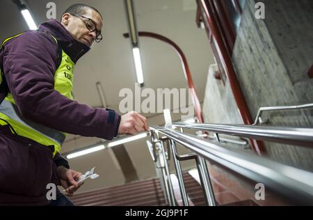 STOCKHOLM 20160316 le chercheur Klas Udekwu est vu avec son écouvillon buccal dans une station de métro à Stockholm, Suède, le 16 mars 2016. Udekwu dirige la branche suédoise d'un projet de recherche international visant à examiner l'environnement de microbiologie et de bactéries sur les systèmes de métro Foto: Marcus Ericsson / TT / Kod 11470 Banque D'Images