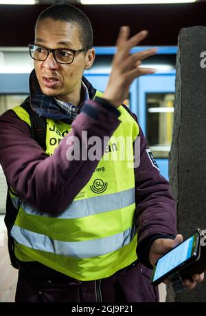 STOCKHOLM 20160316 le chercheur Klas Udekwu est vu avec son écouvillon buccal dans une station de métro à Stockholm, Suède, le 16 mars 2016. Udekwu dirige la branche suédoise d'un projet de recherche international visant à examiner l'environnement de microbiologie et de bactéries sur les systèmes de métro Foto: Marcus Ericsson / TT / Kod 11470 Banque D'Images