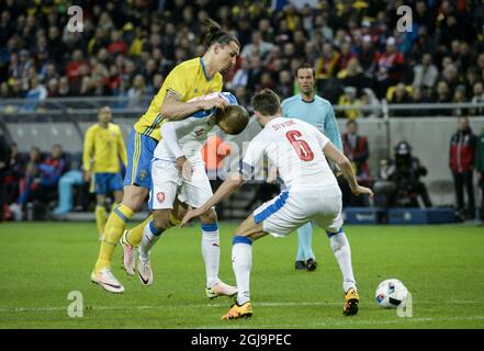 Zlatan Ibrahimovic, de la Suède, se bat pour le ballon avec Theodor Gebre Selassie, de la République tchèque (4), och Tomas Sivok (6), lors du match international de football entre la Suède et la République tchèque, à l'Aréna Friends Arena de Stockholm, en Suède, le 29 mars 2016. Photo: Janerik Henriksson / TT / code 10010 Banque D'Images