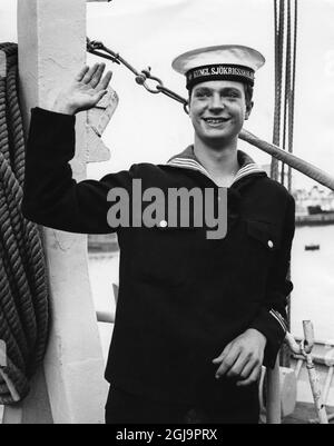 ARKIV 1967-04-30 Kronprins Carl Gustaf klad i sjomanskostym vinkar till press och askadare pa sin 21-arsdag, under ett flottbesok till Dublin, Irland, 30:e maj 1967 i samband med sin varnplikt ombord pa M/S Alvsnabben vid sjokrigsskolan. Foto: Kjell Johansson / BILDHUSET / SCANPIX / Kod: 76151 le roi suédois Carl XVI Gustaf fêtera son 70e anniversaire le 30 avril 2016. Banque D'Images