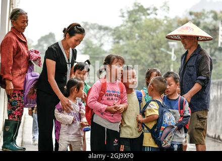 (210909) -- ZHENYUAN, le 9 septembre 2021 (Xinhua) -- Zhu Muqun (2e, L) organise les enfants à faire la queue avant de quitter l'école au point d'enseignement Pingyu du village de Songbai, canton de Baojing du comté de Zhenyuan, province de Guizhou, dans le sud-ouest de la Chine, le 7 septembre 2021. Situé au fond de la région montagneuse du comté de Zhenyuan, de la préfecture autonome de Qiandongnan Miao et de Dong, dans la province de Guizhou, au sud-ouest de la Chine, le point d'enseignement de Pingyu est soutenu principalement par un couple. En 2000, Pan Zhongyong est diplômé d'une école normale et est venu au point d'enseignement de Pingyu en tant qu'enseignant. Plus tard, il a rencontré et épousé Zhu Muqun, Banque D'Images