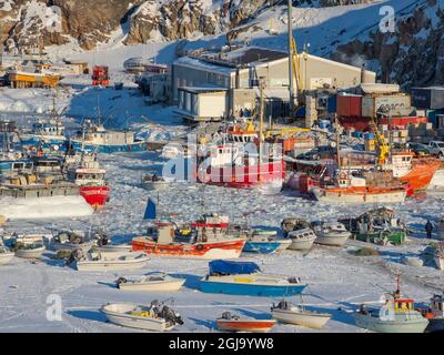 Hiver dans le port gelé de la ville Ilulissat sur les rives de la baie de Disko. Groenland, Danemark. (Usage éditorial uniquement) Banque D'Images