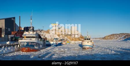 Hiver dans le port gelé de la ville Ilulissat sur les rives de la baie de Disko. Groenland, Danemark. (Usage éditorial uniquement) Banque D'Images