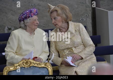 STOCKHOLM 2016-05-17 Mme Dagmar von Arbin et la comtesse Marianne Bernadotte af Wisborg lors de la cérémonie de baptême du prince Oscar de Suède à la chapelle royale de Stockholm, Suède le 27 mai 2016. Le prince Oscar est le fils de la princesse Victoria et du prince Daniel et le troisième de la succession royale suédoise. Foto Jonas Ekstromer / TT / Kod 10030 Banque D'Images