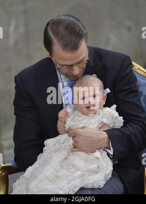 STOCKHOLM 2016-05-17 le prince Daile avec son fils le prince Oscar lors de la cérémonie de baptême du prince Oscar de Suède à la chapelle royale de Stockholm, Suède le 27 mai 2016. Le prince Oscar est le fils de la princesse Victoria et du prince Daniel et le troisième de la succession royale suédoise. Foto Jonas Ekstromer / TT / Kod 10030 Banque D'Images