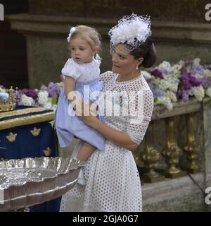 STOCKHOLM 2016-05-17 la princesse Victoria avec la princesse Leonore lors de la cérémonie de baptême du prince Oscar de Suède à la chapelle royale de Stockholm, Suède le 27 mai 2016. Le prince Oscar est le fils de la princesse Victoria et du prince Daniel et le troisième de la succession royale suédoise. Foto Jonas Ekstromer / TT / Kod 10030 Banque D'Images