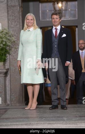 STOCKHOLM 2016-05-27 Coron la princesse mette-Marit de Norvège et le prince héritier Frederik de Danemark à la cérémonie de baptême du prince Oscar de Suède à la chapelle royale de Stockholm, Suède le 27 mai 2016. Le prince Oscar est le fils de la princesse Victoria et du prince Daniel et le troisième de la succession royale suédoise. Foto: Fredrik Sandberg / TT Kod 10080 Banque D'Images