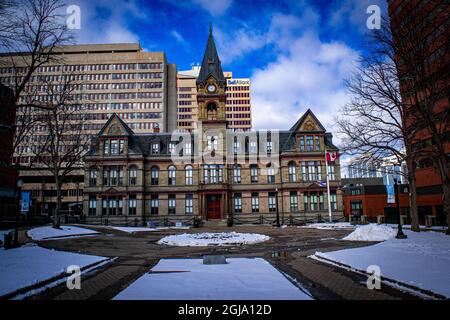 L'hôtel de ville de Halifax, au milieu de l'hiver, est couvert de neige par un froid en mars Banque D'Images