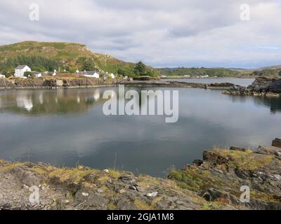 En face de l'île d'Easdale jusqu'au village d'Ellenabeich sur l'île de Seil, l'une des îles Slate sur la côte ouest de l'Écosse. Banque D'Images