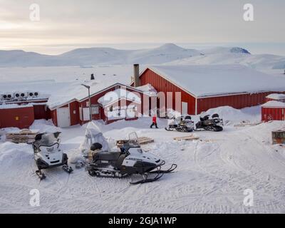 Motoneiges devant le seul magasin. Le village traditionnel et éloigné des Inuits groenlandais Kullorsuaq est situé dans la baie Melville, à l'extrême nord Banque D'Images