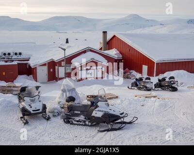 Motoneiges devant le seul magasin. Le village traditionnel et éloigné des Inuits groenlandais Kullorsuaq est situé dans la baie Melville, à l'extrême nord Banque D'Images