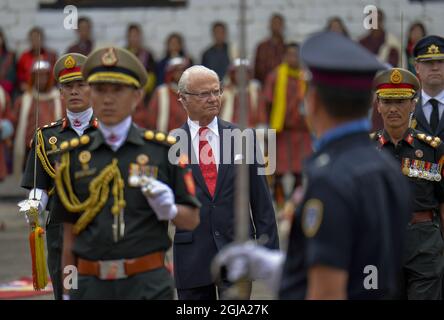 THIMPU 20160608 le roi Carl Gustaf et la reine Silvia de Suède sont vus pendant la cérémonie de bienvenue dans le centre politique et religieux de Bhutan, Tashichho Dzongat, à Thimpu, au Bhoutan, le 8 juin 2016. Les Royals suédois sont sur une visite d'Etat de trois jours au Bhoutan Foto Jonas Ekstromer / TT / Kod 10030 Banque D'Images