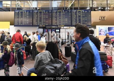 Les passagers attendent des informations de vol à l'aéroport d'Arlanda samedi 11 juin 2016 huit cents pilotes SAS sont en grève et vingt mille passagers sont touchés. Foto: Mikael Fritzon / TT / Kod 62360 Banque D'Images