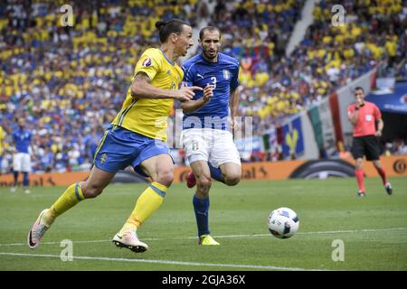 TOULOUSE 2016-06-17 le Zlatan Ibrahimovic de Suède vies avec le Giorgio Chiellini d'Italie lors du match de football Euro 2016 Groupe E entre l'Italie et la Suède au stade municipal de Toulouse, France, le vendredi 17 juin 2016. Photo: Janerik Henriksson / TT / code 10010 Banque D'Images