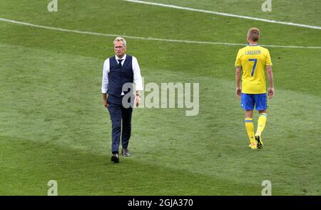 TOULOUSE 2016-06-17 Erik Hamrén, entraîneur-chef de Swedens, à gauche, et Sebastian Larsson après avoir perdu le match de football Euro 2016 Groupe E entre l'Italie et la Suède au stade municipal de Toulouse, en France, le vendredi 17 juin 2016. Photo: Anders Wiklund / TT / code 10040 Banque D'Images