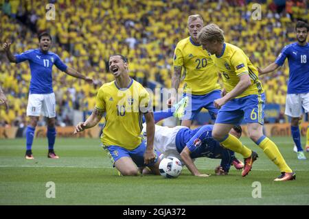 TOULOUSE 2016-06-17 le suédois Zlatan Ibrahimovic, John Guidetti et Emil Forsberg se battent pour le bal avec l'italienne Andrea Barzagli lors du match de football Euro 2016 Groupe E entre l'Italie et la Suède au stade municipal de Toulouse, France, le vendredi 17 juin 2016. Photo: Janerik Henriksson / TT / code 10010 Banque D'Images