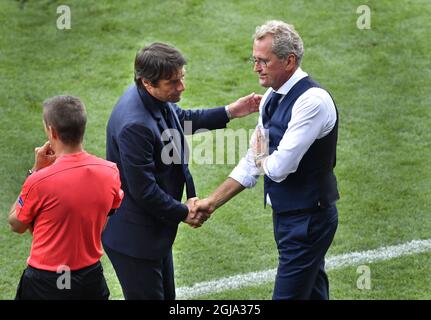 TOULOUSE 2016-06-17 Erik Hamrén, entraîneur en chef de Swedens, à droite, serre la main avec l'entraîneur italien Antonio Conte après le match de football Euro 2016 Groupe E entre l'Italie et la Suède au stade municipal de Toulouse, France, le vendredi 17 juin 2016. Photo: Anders Wiklund / TT / code 10040 Banque D'Images