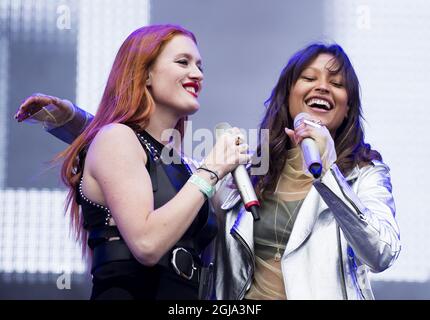 NORRKOPING 2016-07-02 ICONA Pop, Caroline Hjelt och Aino Jawo sur scène au Bravalla Festival à Norrkoping, Suède, le 02 juillet 2016. Photo: Izabelle Nordfjell / TT code 11460 Banque D'Images