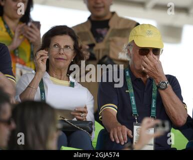 RIO DE JANEIRO 20160819 la reine Silvia et le roi Carl Gustaf de Suède regardent pendant la compétition finale individuelle de saut des Jeux Olympiques de Rio 2016 épreuves équestres au Centre équestre olympique de Rio de Janeiro, Brésil, 19 août 2016. Foto: Pontus Lundahl / TT / Kod 10050 *** Bilden ingÃƒÂ¥r i SPORTPAKETET. FÃƒÂ ör Ãƒâ övriga BETALBILD *** Banque D'Images