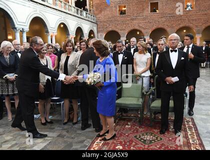 La reine Silvia de Suède accueille Jan Eliasson, Secrétaire général adjoint des Nations Unies et à droite le roi Carl XVI Gustaf lors de la cérémonie du Prix de l'eau de Stockholm 2016 à l'Hôtel de ville de Stockhom, pendant la semaine mondiale de l'eau à Stockholm, en Suède, le 31 août 2016. Photo: Henrik Montgomery / TT / Kod 10060 Banque D'Images