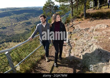 HYKJEBERGET 2016-09-30 la princesse Sofia et le prince Carl Philip sont vus lors de l'inauguration de la réserve naturelle d'Hykjebergets à Dalecarlia, en Suède, le 30 septembre 2016. Banque D'Images