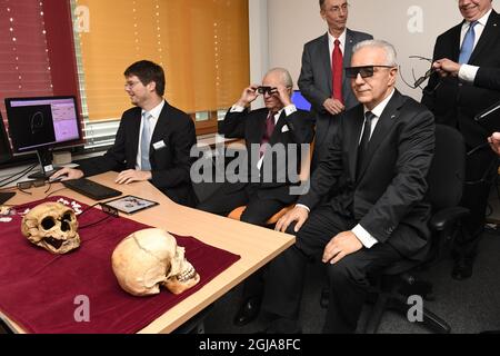 LEIPZIG 20161008 le roi de Suède Carl Gustaf et le président du ministre de Saxe Stanislaw Tillich (à droite) visitent l'Institut Max Planck d'anthropologie évolutionniste à Leipzig le samedi 08 octobre 2016, au cours de la dernière journée de la visite d'État de quatre jours des couples royaux en Allemagne. Le professeur Svante Paabo (cravate rouge) se présente sur la prémèse, avec le Dr Philipp Gunz (à gauche). Photo Jonas Ekstromer / TT / code 10030 Banque D'Images