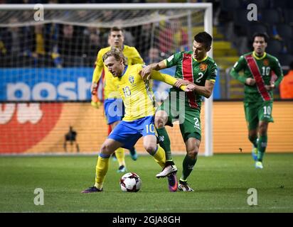 Emil Forsberg, de Suède, à gauche, lutte pour le ballon avec Strahil Popov de Bulgarie pendant le groupe De qualification A de la coupe du monde de la FIFA 2018 entre la Suède et la Bulgarie à Friends Arena à Stockholm lundi 10 octobre 2016. Photo Anders Wiklund / TT / code 10040 Banque D'Images