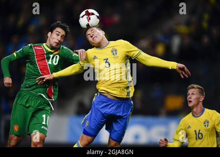 Ivelin Popov, de Bulgarie, à gauche, rivalise avec Victor Nilsson Lindelof, de Suède, lors de la coupe du monde de la FIFA 2018, groupe A entre la Suède et la Bulgarie à Friends Arena à Stockholm, le lundi 10 octobre 2016. Photo Anders Wiklund / TT / code 10040 Banque D'Images