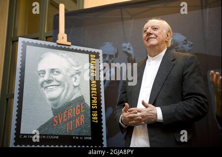 STOCKHOLM 20081113 l'écrivain italien et prix Nobel de littérature Dario FO est vu au Musée postal lors de sa visite à Stockholm, Suède, le 13 novembre 2007. Dario FO a dévoilé un nouveau timbre postal suédois avec un portrait de Dario FO lui-même et son diplôme Nobel. Foto: Anders Wiklund / SCANPIX Kod 10040 Banque D'Images