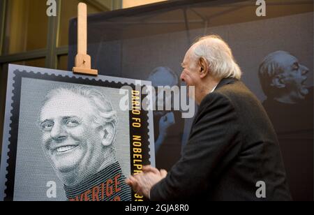 STOCKHOLM 20081113 l'écrivain italien et prix Nobel de littérature Dario FO est vu au Musée postal lors de sa visite à Stockholm, Suède, le 13 novembre 2007. Dario FO a dévoilé un nouveau timbre postal suédois avec un portrait de Dario FO lui-même et son diplôme Nobel. Foto: Anders Wiklund / SCANPIX Kod 10040 Banque D'Images