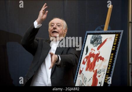 STOCKHOLM 20081113 l'écrivain italien et prix Nobel de littérature Dario FO est vu au Musée postal lors de sa visite à Stockholm, Suède, le 13 novembre 2007. Dario FO a dévoilé un nouveau timbre postal suédois avec un portrait de Dario FO lui-même et son diplôme Nobel. Foto: Anders Wiklund / SCANPIX Kod 10040 Banque D'Images