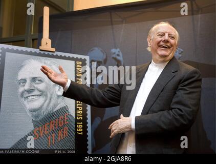 STOCKHOLM 20081113 l'écrivain italien et prix Nobel de littérature Dario FO est vu au Musée postal lors de sa visite à Stockholm, Suède, le 13 novembre 2007. Dario FO a dévoilé un nouveau timbre postal suédois avec un portrait de Dario FO lui-même et son diplôme Nobel. Foto: Anders Wiklund / SCANPIX Kod 10040 Banque D'Images