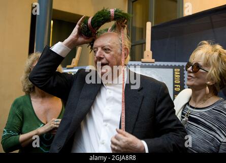 STOCKHOLM 20081113 l'écrivain italien et prix Nobel de littérature Dario FO et son épouse Franca rame (à droite) sont vus au Musée postal lors de sa visite à Stockholm, Suède, le 13 novembre 2007. Dario FO a dévoilé un nouveau timbre postal suédois avec un portrait de Dario FO lui-même et son diplôme Nobel. Foto: Anders Wiklund / SCANPIX Kod 10040 Banque D'Images