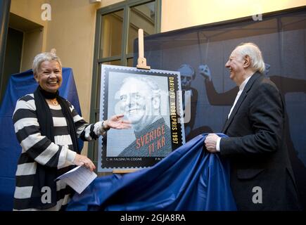 STOCKHOLM 20081113 l'écrivain italien et prix Nobel de littérature Dario FO et Britt-Inger Hahne (chef du musée) sont vus au Musée postal lors de sa visite à Stockholm, Suède, le 13 novembre 2007. Dario FO a dévoilé un nouveau timbre postal suédois avec un portrait de Dario FO lui-même et son diplôme Nobel. Foto: Anders Wiklund / SCANPIX Kod 10040 Banque D'Images