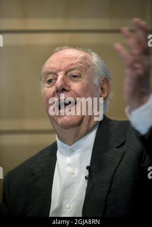 STOCKHOLM 20081113 l'écrivain italien et prix Nobel de littérature Dario FO est vu au Musée postal lors de sa visite à Stockholm, Suède, le 13 novembre 2007. Dario FO a dévoilé un nouveau timbre postal suédois avec un portrait de Dario FO lui-même et son diplôme Nobel. Foto: Anders Wiklund / SCANPIX Kod 10040 Banque D'Images