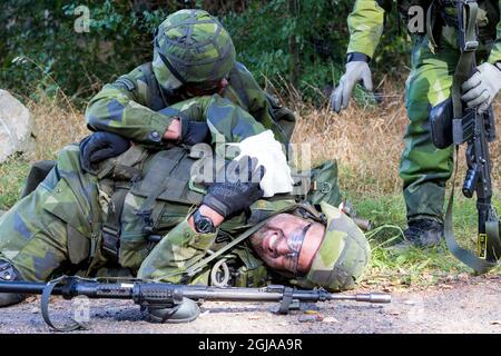 KRISTIANSTAD 2016-09-17 des soldats suédois sont vus pendant un exercice dans la ville de Kristianstad, sud de la Suède. Uniforme, casque, militaire, blessure Foto: PEO Moller / TOPNEWS.se / Kod 11193 uniforme, militaire, arme Banque D'Images