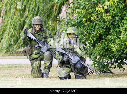 KRISTIANSTAD 2016-09-17 des soldats suédois sont vus pendant un exercice dans la ville de Kristianstad, sud de la Suède. Uniforme, casque, militaire Foto: PEO Moller / TOPNEWS.se / Kod 11193 uniforme, militaire, arme Banque D'Images