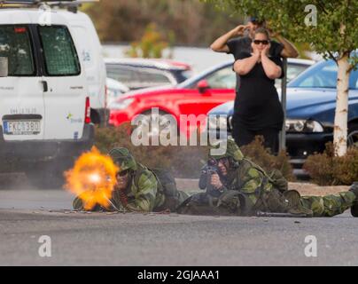 KRISTIANSTAD 2016-09-17 des soldats suédois sont vus pendant un exercice dans la ville de Kristianstad, sud de la Suède. Uniforme, casque, militaire, muzzle flash Foto: PEO Moller / TOPNEWS.se / Kod 11193 uniforme, militaire, arme Banque D'Images