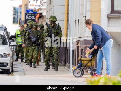 KRISTIANSTAD 2016-09-17 des soldats suédois sont vus pendant un exercice dans la ville de Kristianstad, sud de la Suède. Uniforme, casque, militaire Foto: PEO Moller / TOPNEWS.se / Kod 11193 uniforme, militaire, arme Banque D'Images